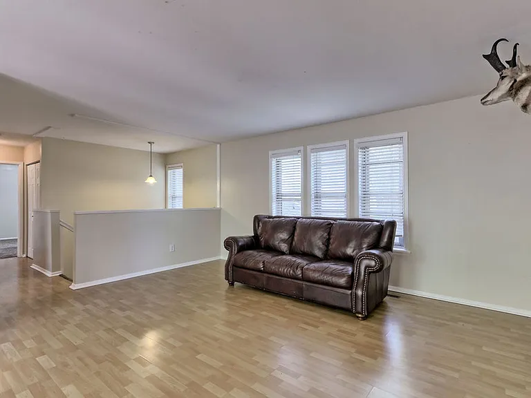 1306 Woodcrest Ct — Photo 5