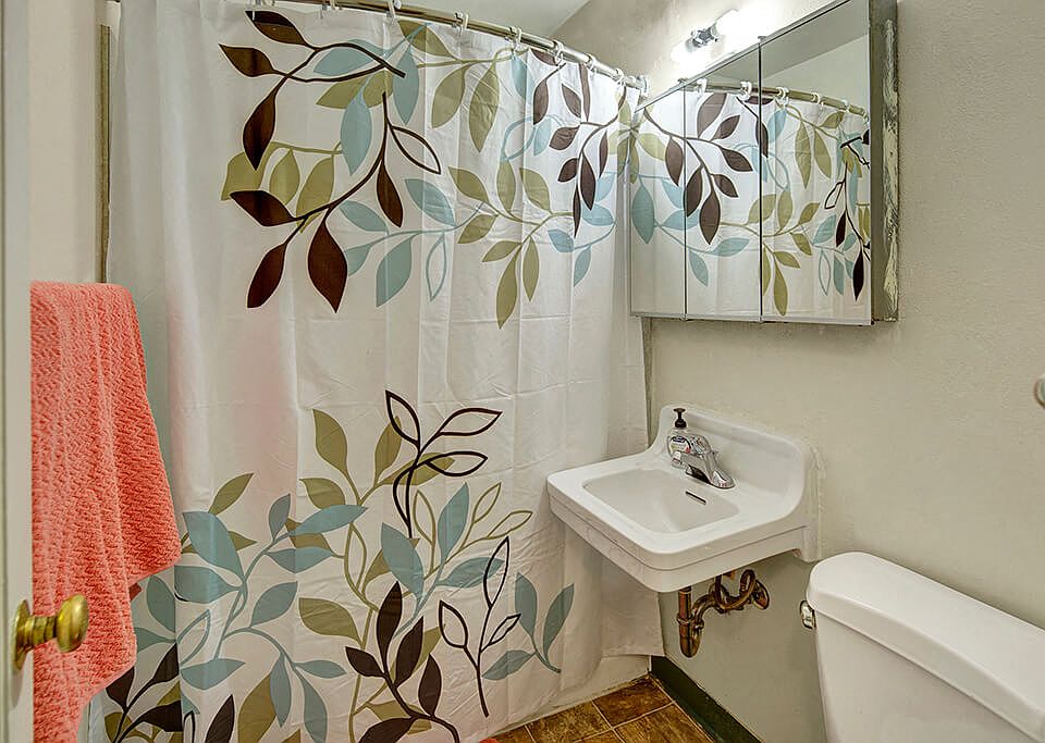 Mendenhall Tower Apartments - Bathroom
