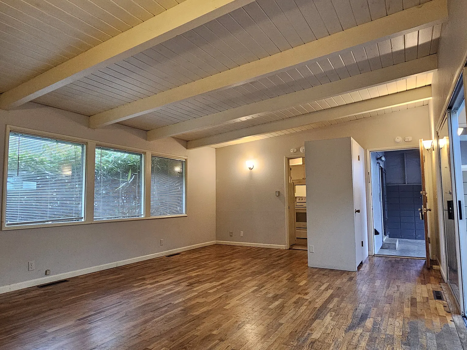 2 bed, 1260 sqft, $2,085 — Photo 1