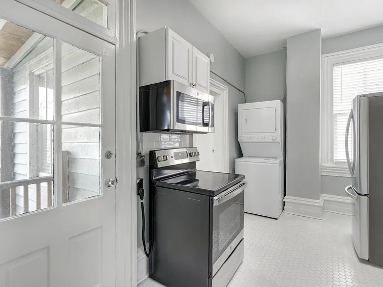 218 E Henry St #B — Photo 17