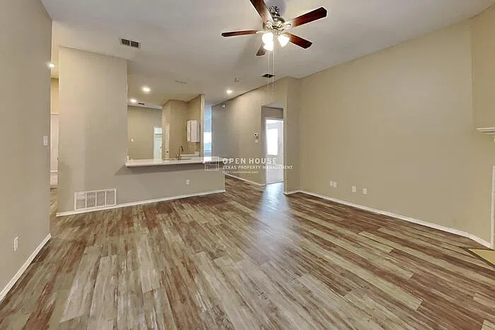 4 bed, 2.0 bath, 1929 sqft, $2,150 — Photo 4