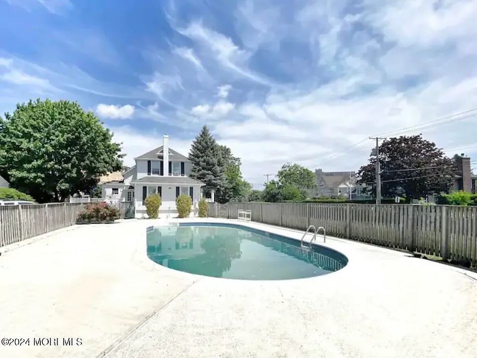 17 Beach Rd