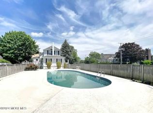 17 Beach Rd, Monmouth Beach, NJ 07750