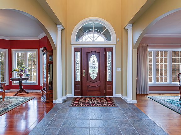 3rd image of 28W251 Oak Creek Ct