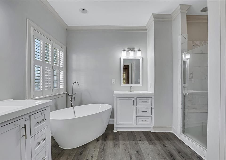 1st image of 225 Carlyle Park Dr NE