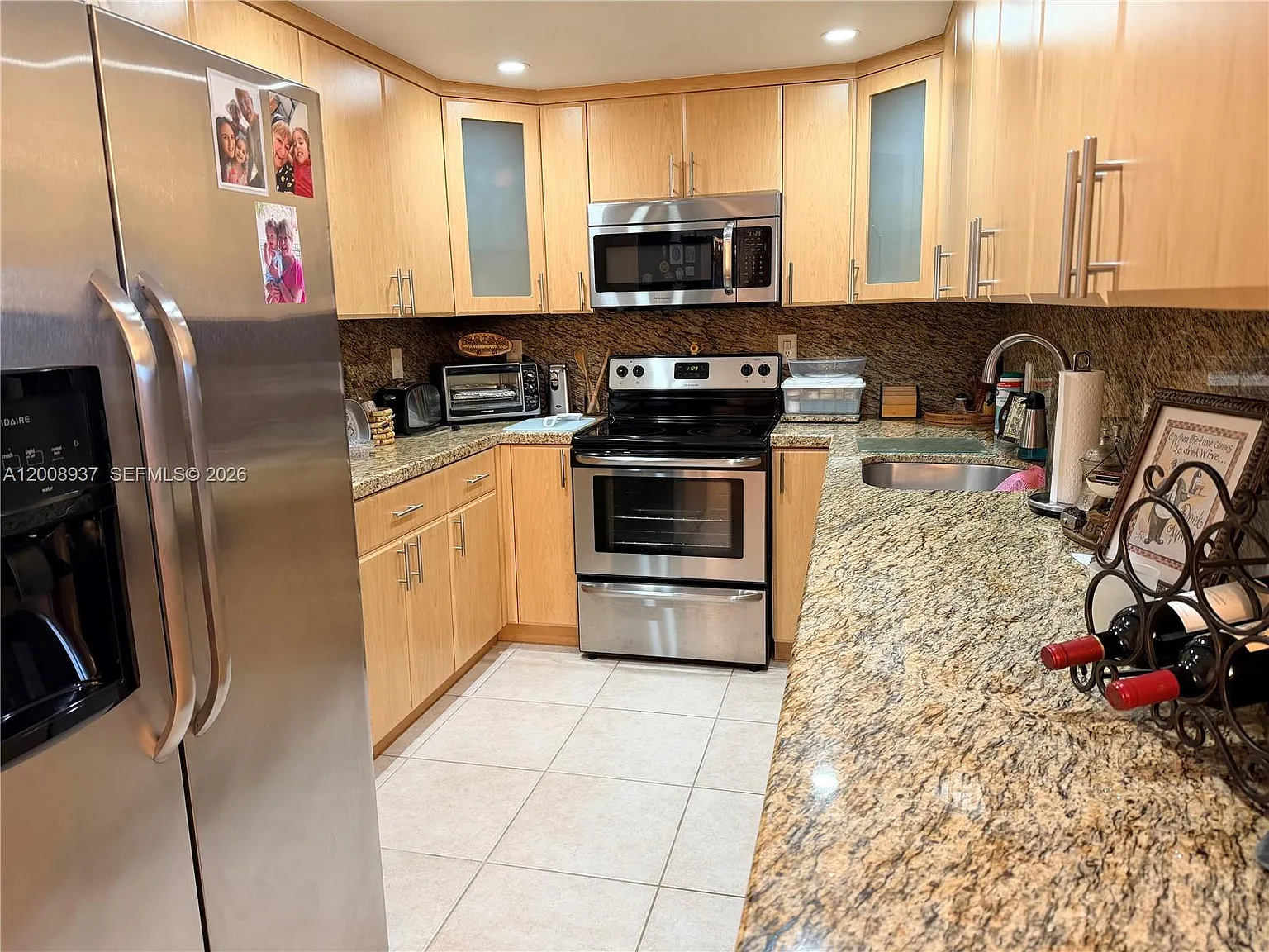 Hemispheres Condo — Photo 3
