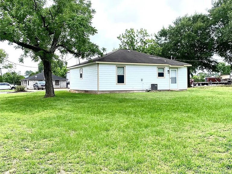 411 Lindley Dr — Photo 17