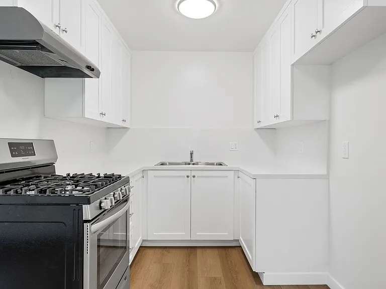 121 E Bay St — Photo 12