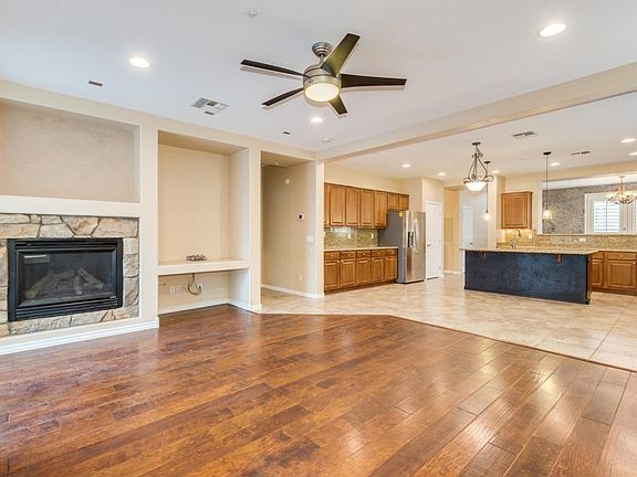 Family Room Gas Fireplace   0017-69th (1