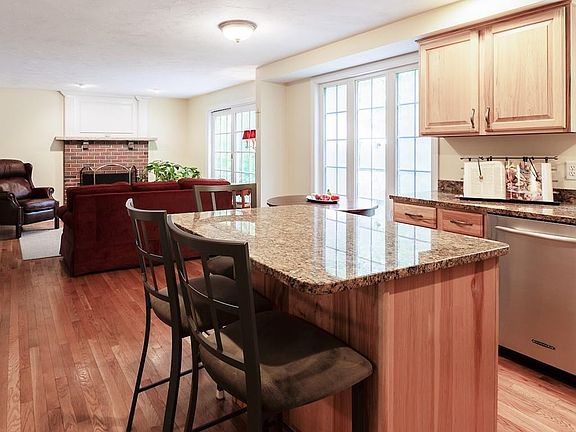 3rd image of 410 Woodland Dr