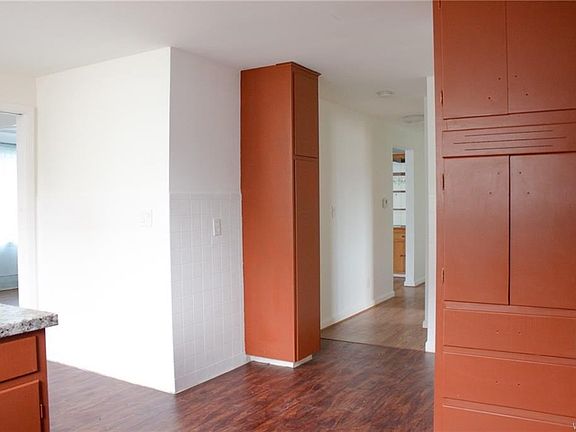 4th image of 250 Boll St