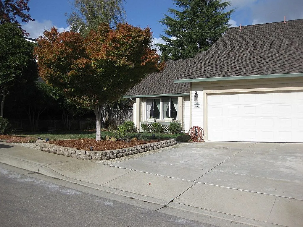 5949 Castlebrook Dr photo 1