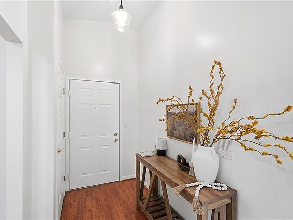 4th image of 3043 Cumberland Ln APT 205
