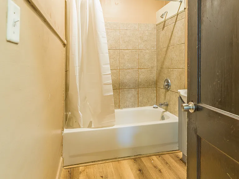 319 E Washington St — Photo 10