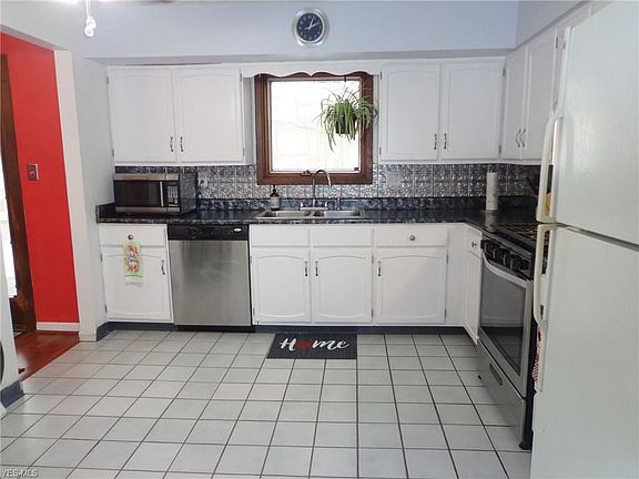 4th image of 22029 Jonathan Dr