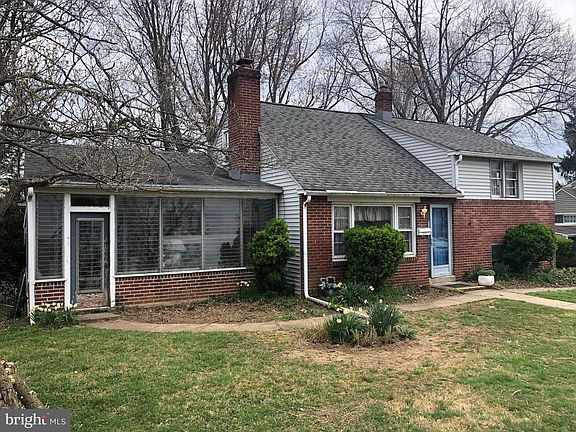 2nd image of 221 Robin Hood Ln