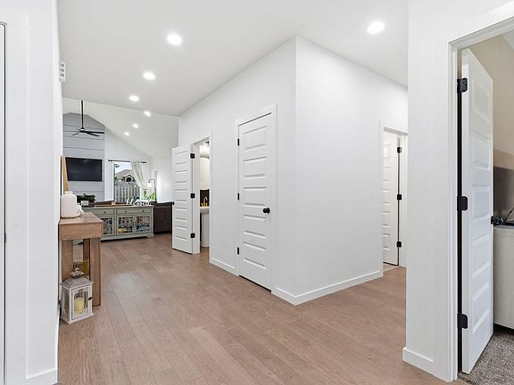 5th image of 1604 E Silo Ridge Drive