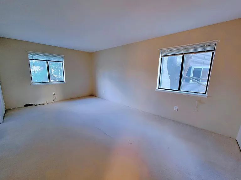 12 Village Green Ln — Photo 3