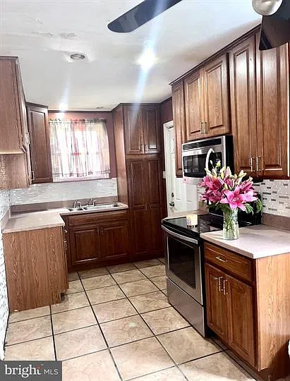 4 bed, 1.5 bath, 1440 sqft, $1,900 — Photo 3
