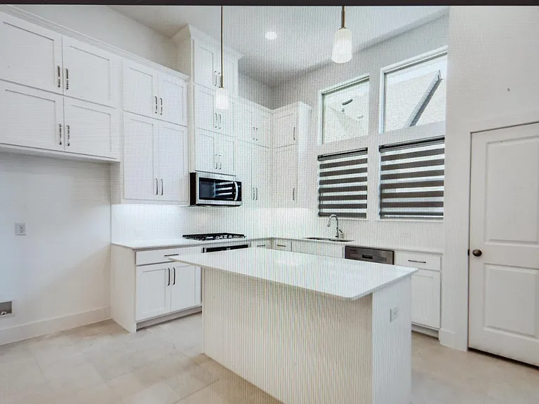 104 Harwood Dr — Photo 3
