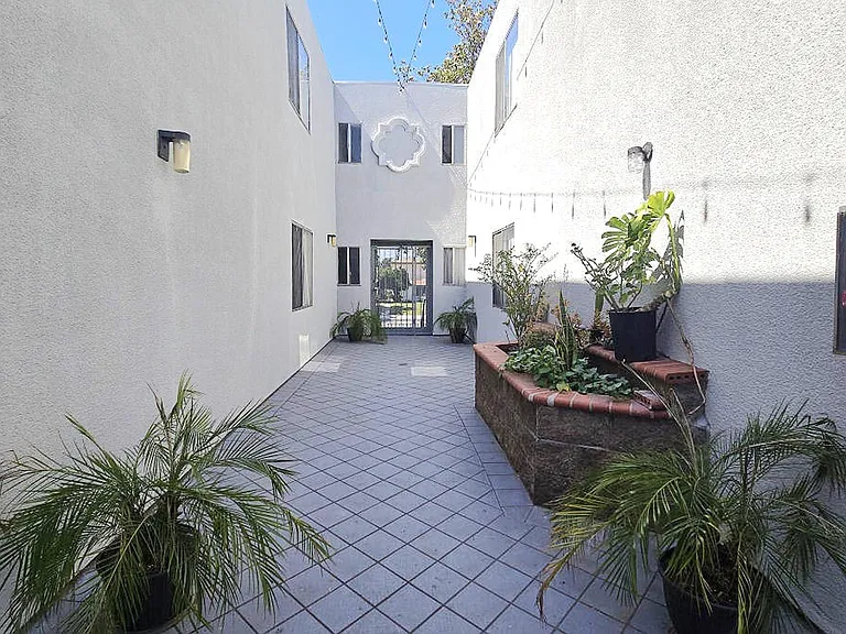 14242 Roscoe Blvd — Photo 3
