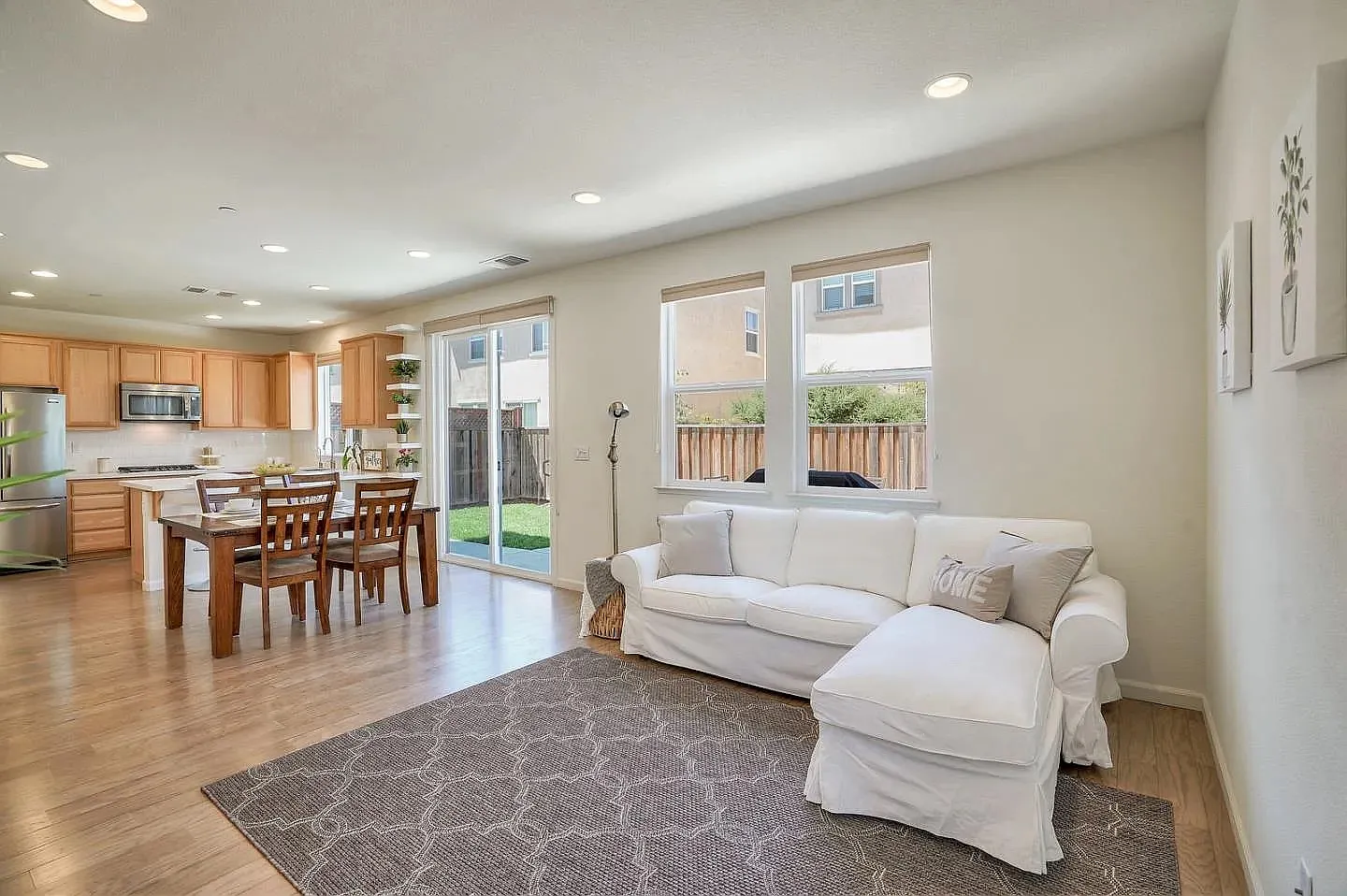 4 bed, 2.5 bath, 1817 sqft, $4,200 — Photo 2