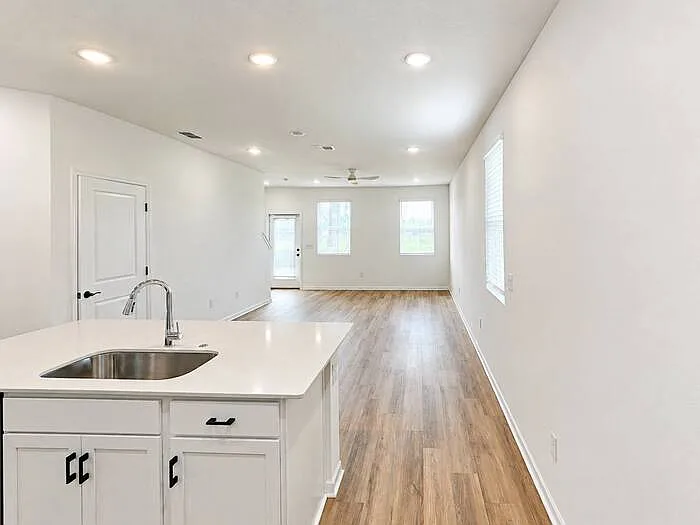 8672 Elmo Rd — Photo 5