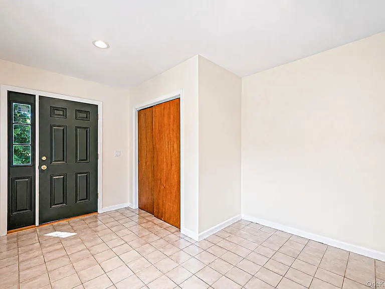 1394 Main Rd — Photo 2