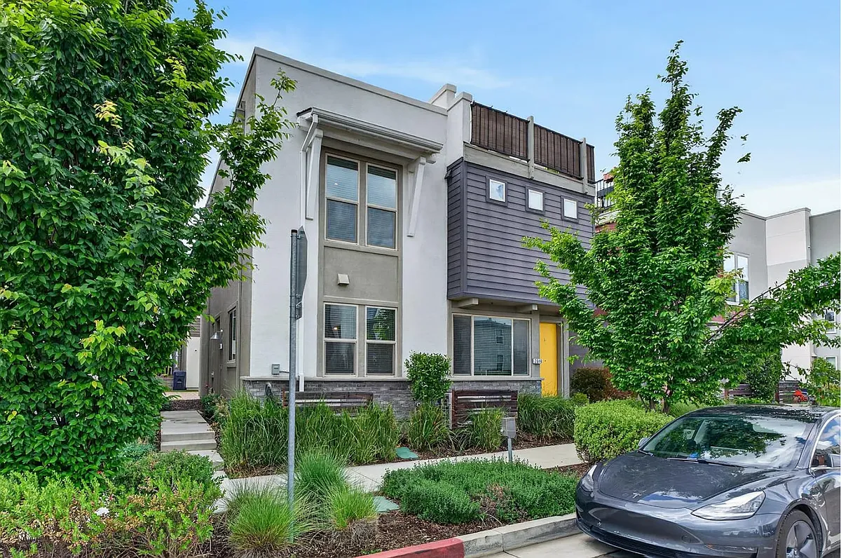 Building Photo - 2648 3rd St