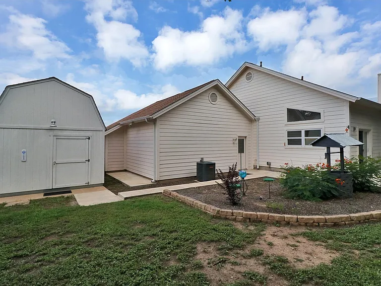 203 Dunkeld Dr — Photo 32