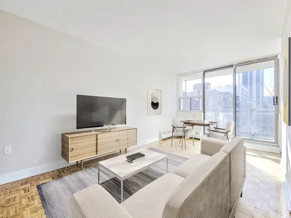 136 Bay St S, Hamilton, ON L8P 3H5