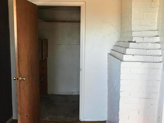 4th image of 136 E Hampshire St