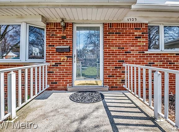 3rd image of 1323 Wellesley Dr