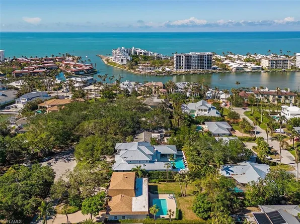 375 Bow Line DR, NAPLES, FL 34103