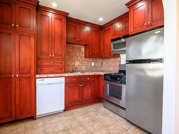 3rd image of 239 S Barrington Ave APT F3