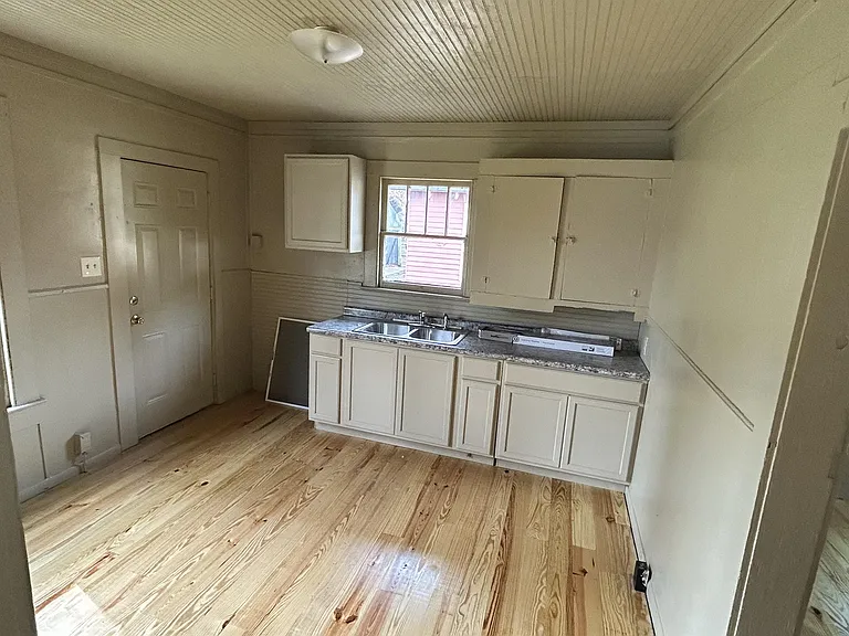 2742 Hollywood St — Photo 4