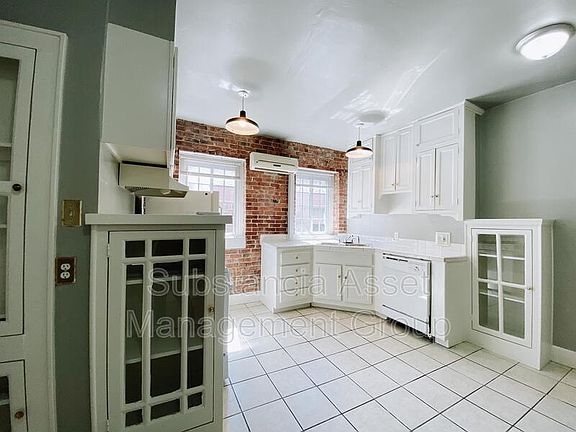 3rd image of 518 NW 12th St APT 13