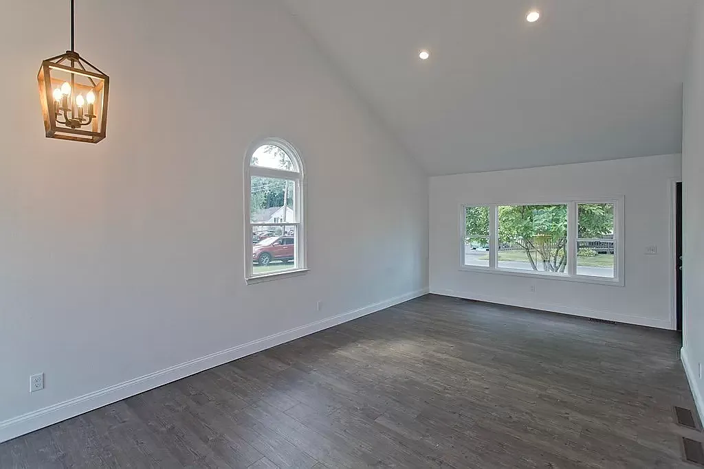 3 bed, 1000 sqft, $3,000 — Photo 3