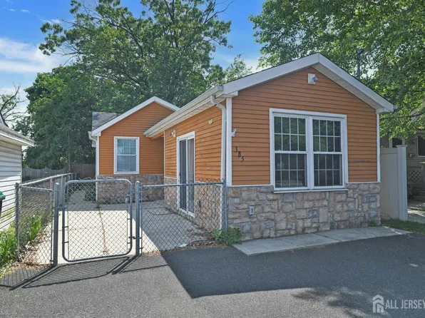 385 Shoreland Cir, Laurence Harbor, NJ 08879