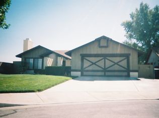 2704 Sunnyvale Rd, Lancaster, CA 93536