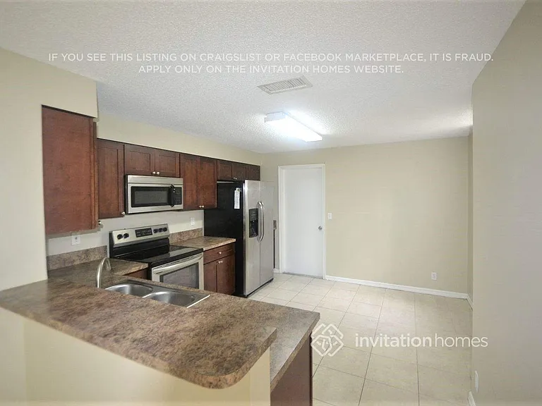 1136 Sorrento Dr — Photo 4