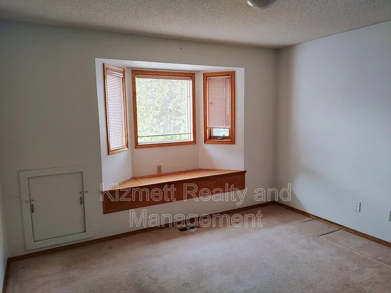 615 Forest Ln NW — Photo 5