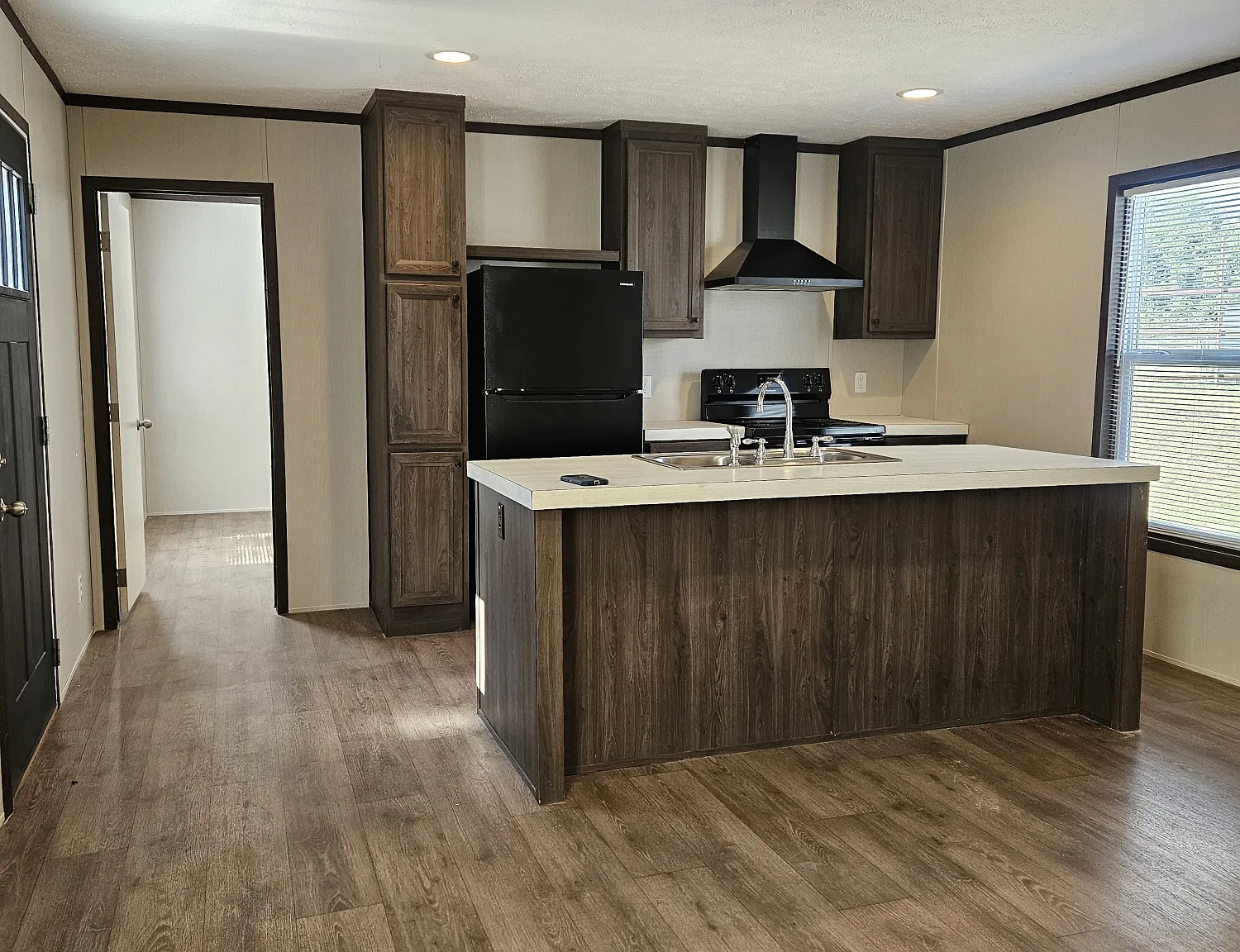 3 bed, 1216 sqft, $1,650 — Photo 1