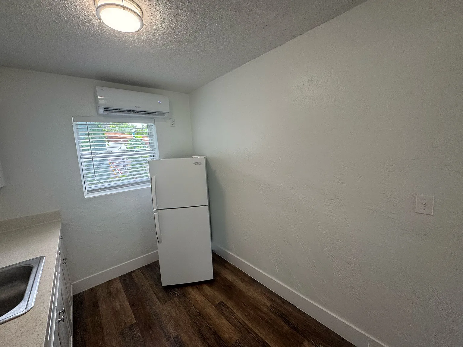 Studio, 700 sqft, $1,425 — Photo 3