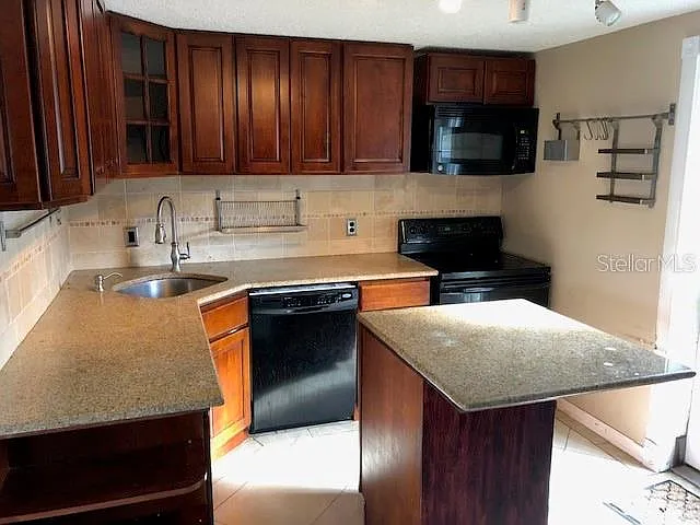 3 bed, 1.0 bath, 1004 sqft, $1,995 — Photo 3