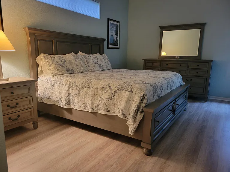 Bedroom 1 (King)