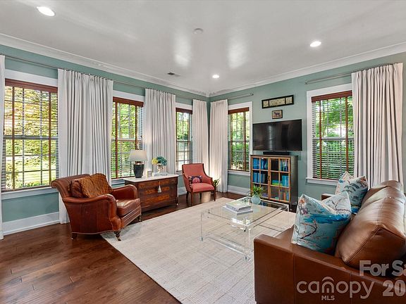 2nd image of 3702 Selwyn Ave