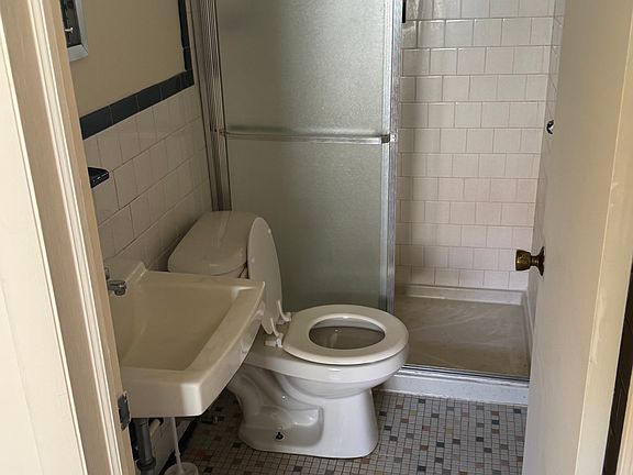 4th image of 627 E 34th St APT B6