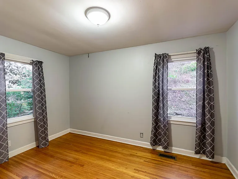 910 Preston Dr — Photo 7