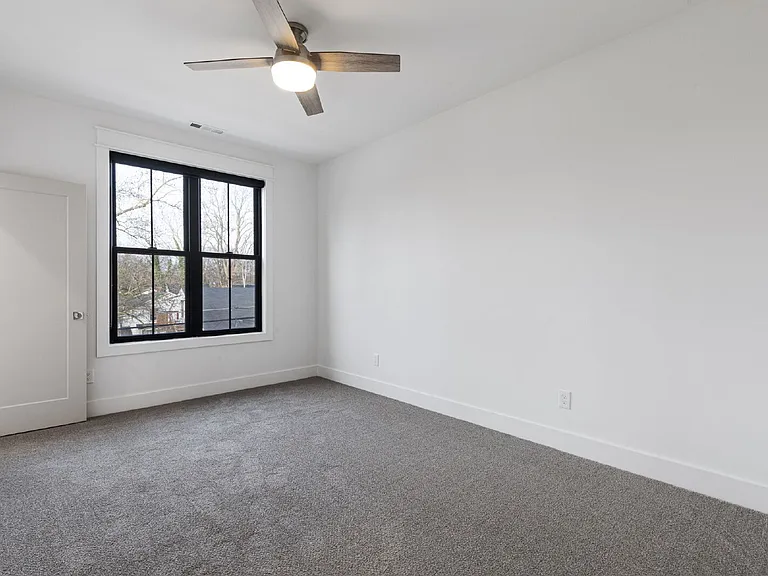 909 E State St — Photo 19
